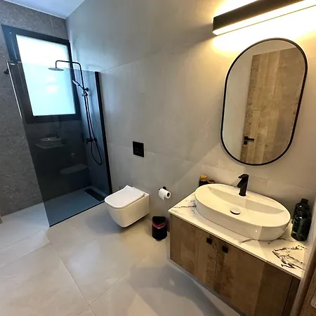 201 Lux Tower206 Lakatamia