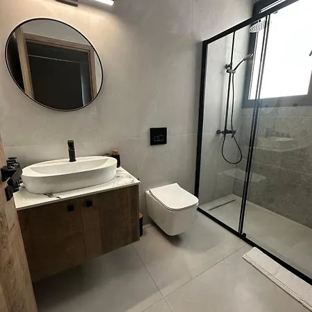 201 Lux Tower206 *